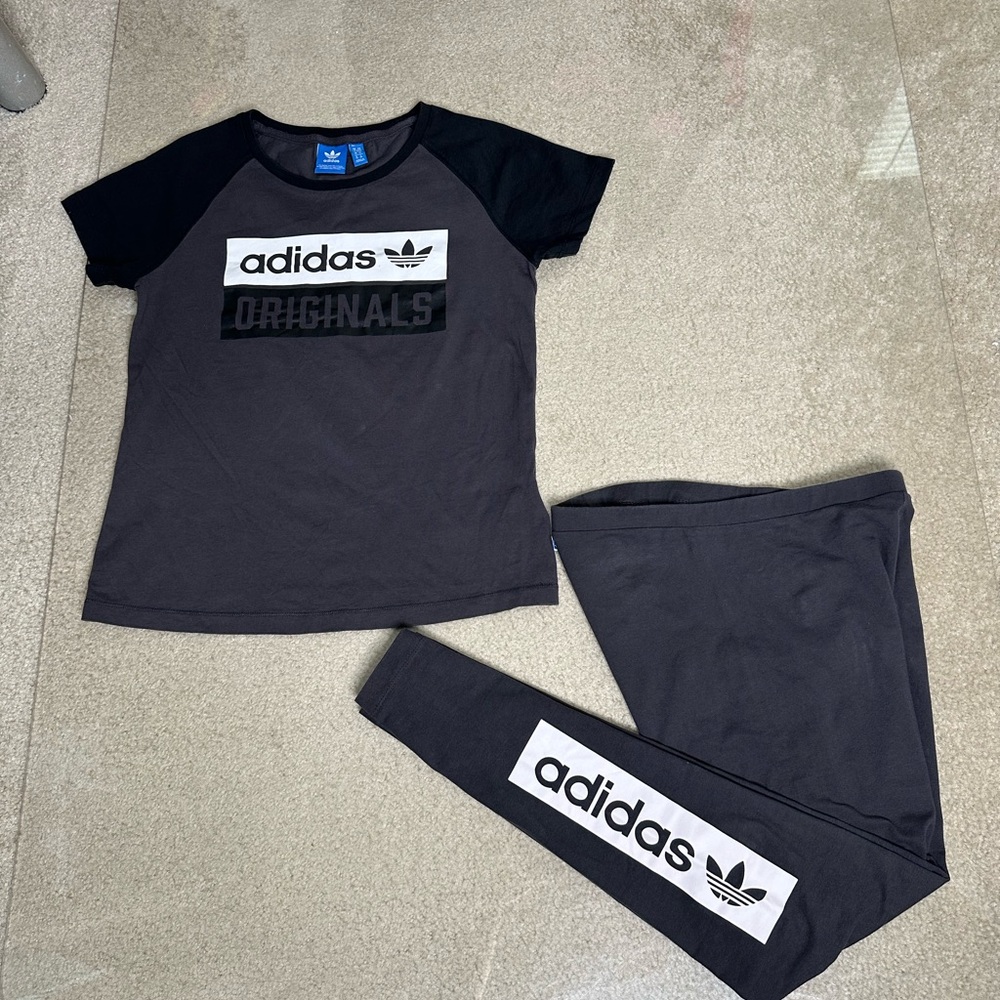 ADIDAS CHARCOAL GREY LEGGINGS & T SHIRT 2 PIECE SET XS/S